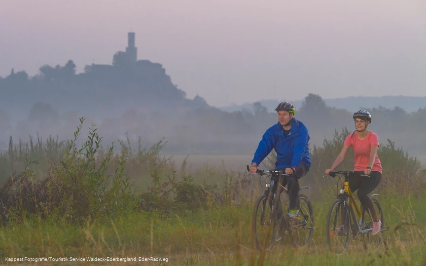 Blick vom Eder-Radweg auf die Felsburg
