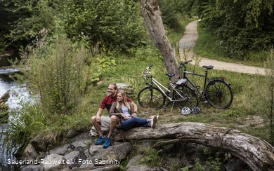 Zwei Radfahrer bei der Rast am MöhnetalRadweg