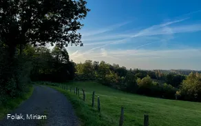 Der Weg startet mit bester Aussicht auf die Mattenschanzen