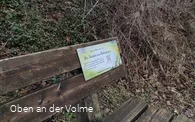 An der Bank befindet sich die Plakette mit dem Hör