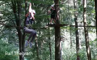 Mit der Seilrutsche geht es abwärts