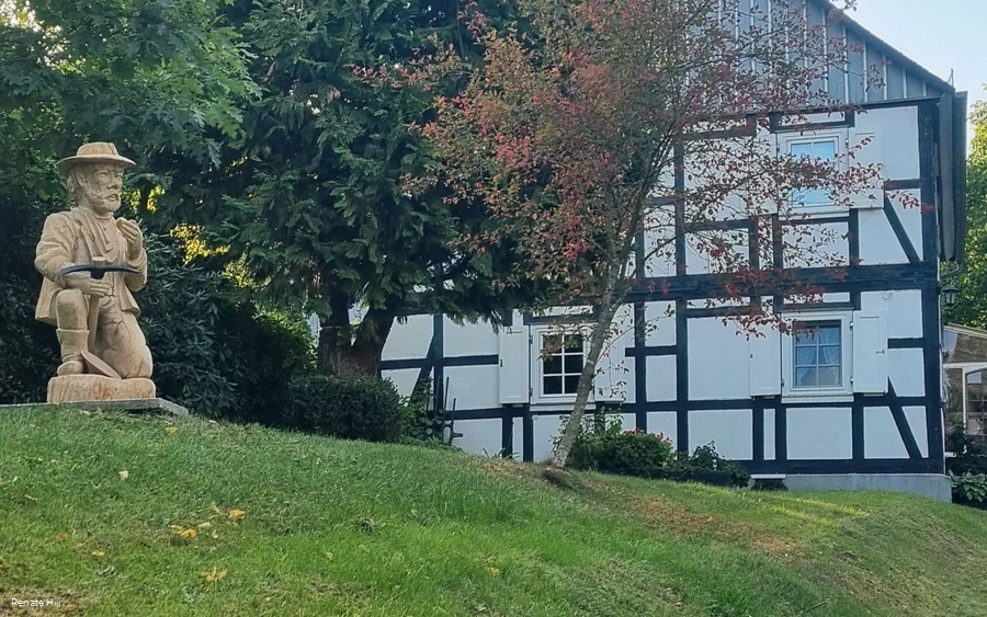Geoinfo-Stube Ohl mit Bergmann.jpg