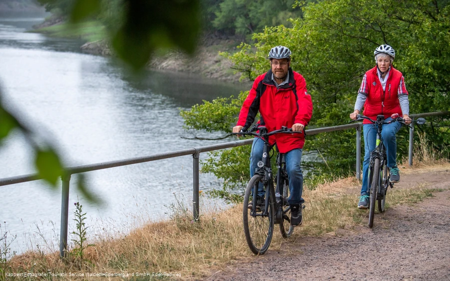 Radfahren unmittelbar am Ederseeufer