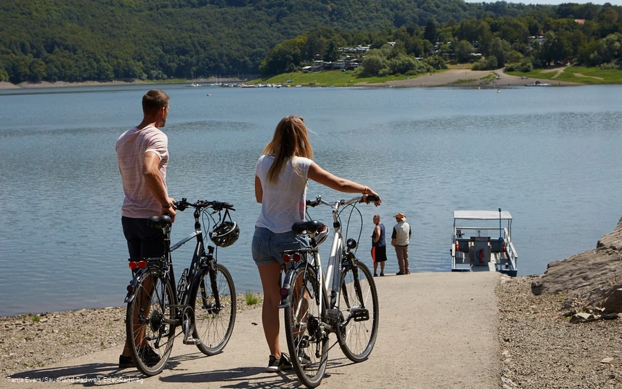 Asel-Stein - Blick auf den Edersee, die Fähre und nach Asel-Süd