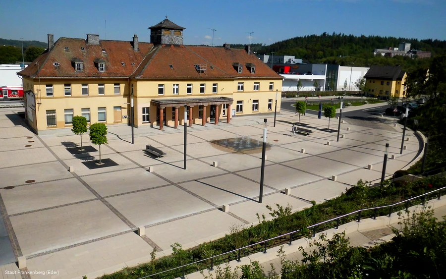 Frontansicht Bahnhof mit Vorplatz