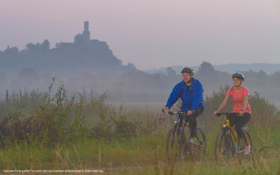 Blick vom Eder-Radweg auf die Felsburg