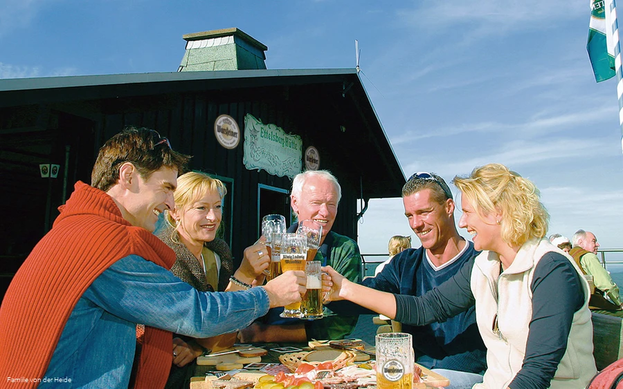 bg-siggis-huette-besucher.jpg