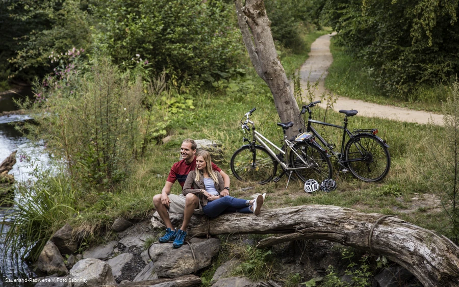 Twee fietsers rusten uit op de MöhnetalRadweg
