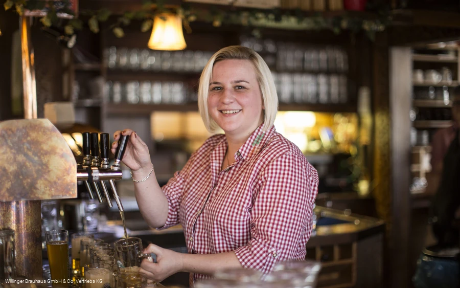 Mitarbeiterin beim Bierzapfen im Willinger Brauhaus