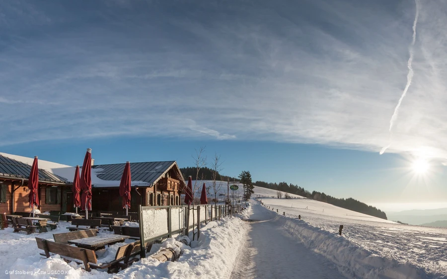 graf-stolberg-huette-winter-spektakulaerer-himmel.jpg