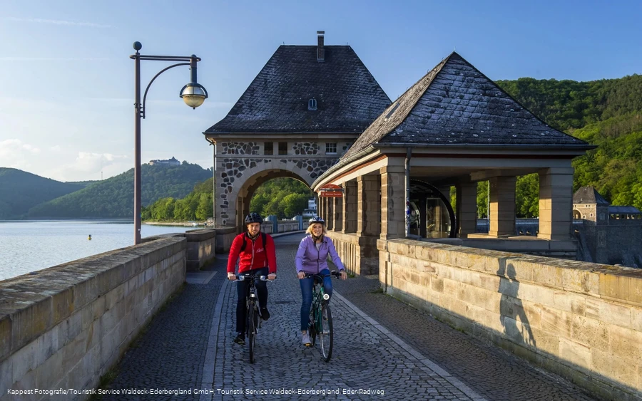 Radfahrer auf der Staumauer