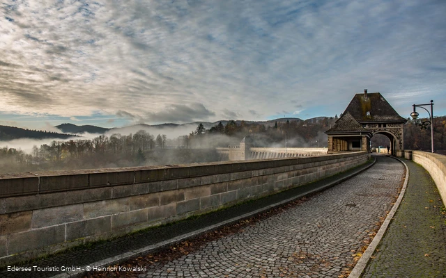 Früh morgens liegt die Speermauer im Nebel