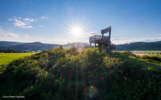 De acht meter hoge Sauerland panoramastoel dient als uitkijkplatform met een prachtig 360° panoramisch uitzicht over Liesen, Hallenberg en Hesborn tot aan de baai van Medebach.
