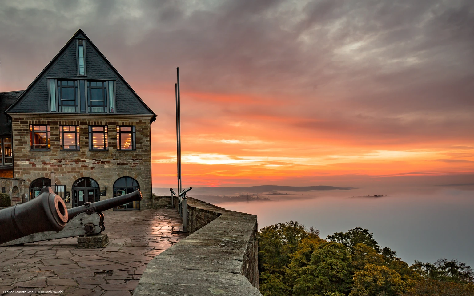 Ein Blick vom Schloss Waldeck über den Edersee
