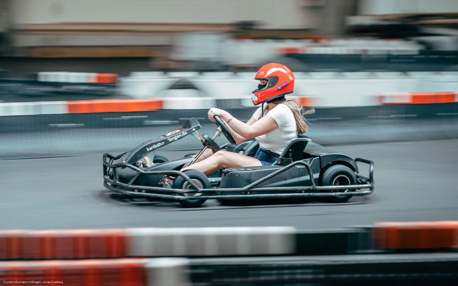 Frau im Kart im Kart- und Bowlingcenter Willingen