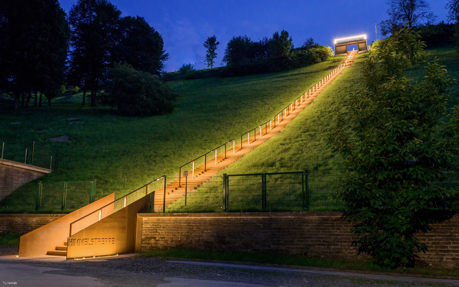 After the climb, the impressive Himmelstreppe on the Hennedamm rewards you with a wonderful view over the district and university town of Meschede and the Hennesee.
