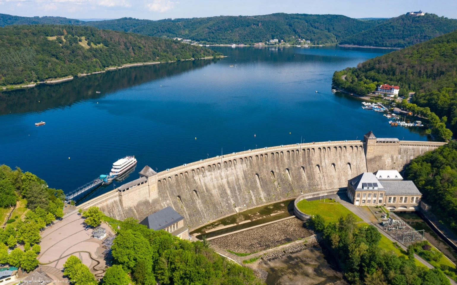 Staumauer und Edersee von oben