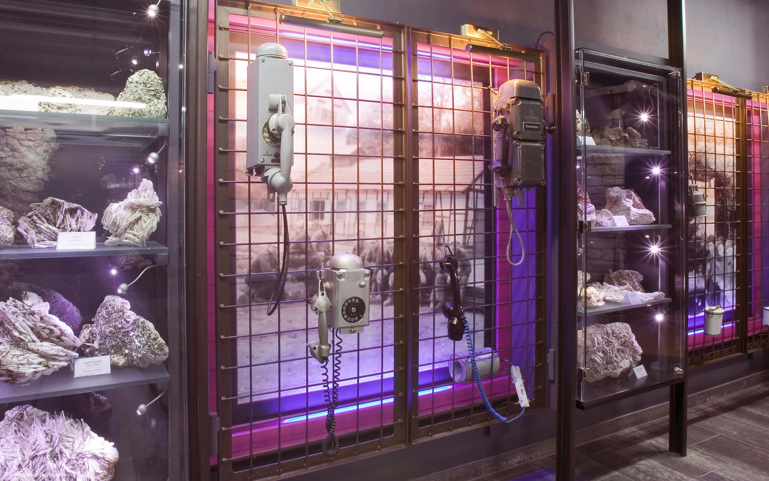 Het barietmuseum in Dreislar bij Medebach laat zien welke prachtige "bloemen" het mineraal bariet kan produceren.