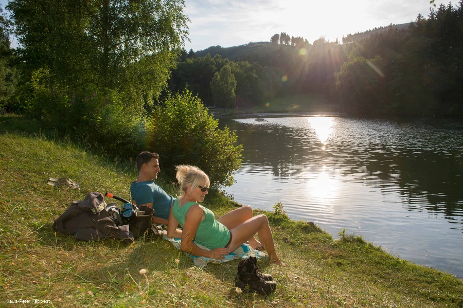 After a walk along the Wennepfad trail, it's worth taking a short break at the Esmecke Staussee lake.