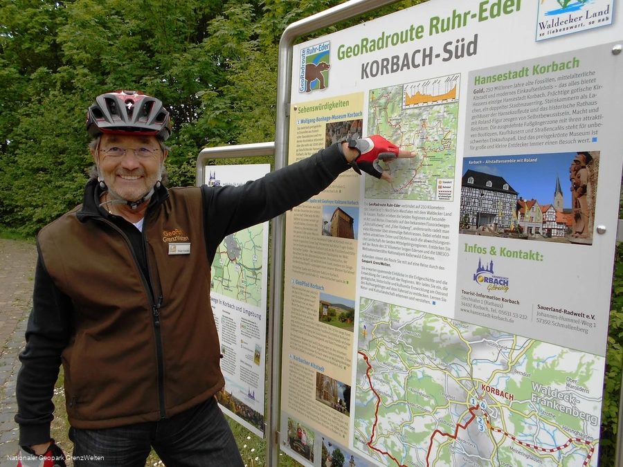 Geoparkf&uuml;hrer zeigt Route der GeoRadroute Ruhr-Eder