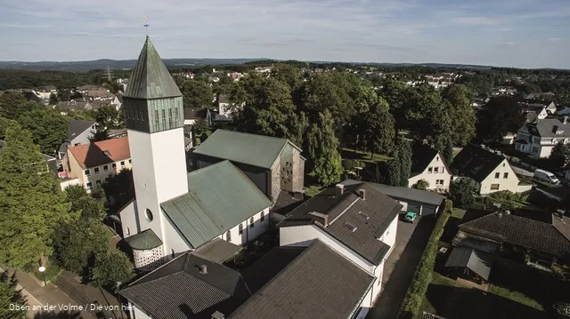 Luftbild der Kirche in Halver