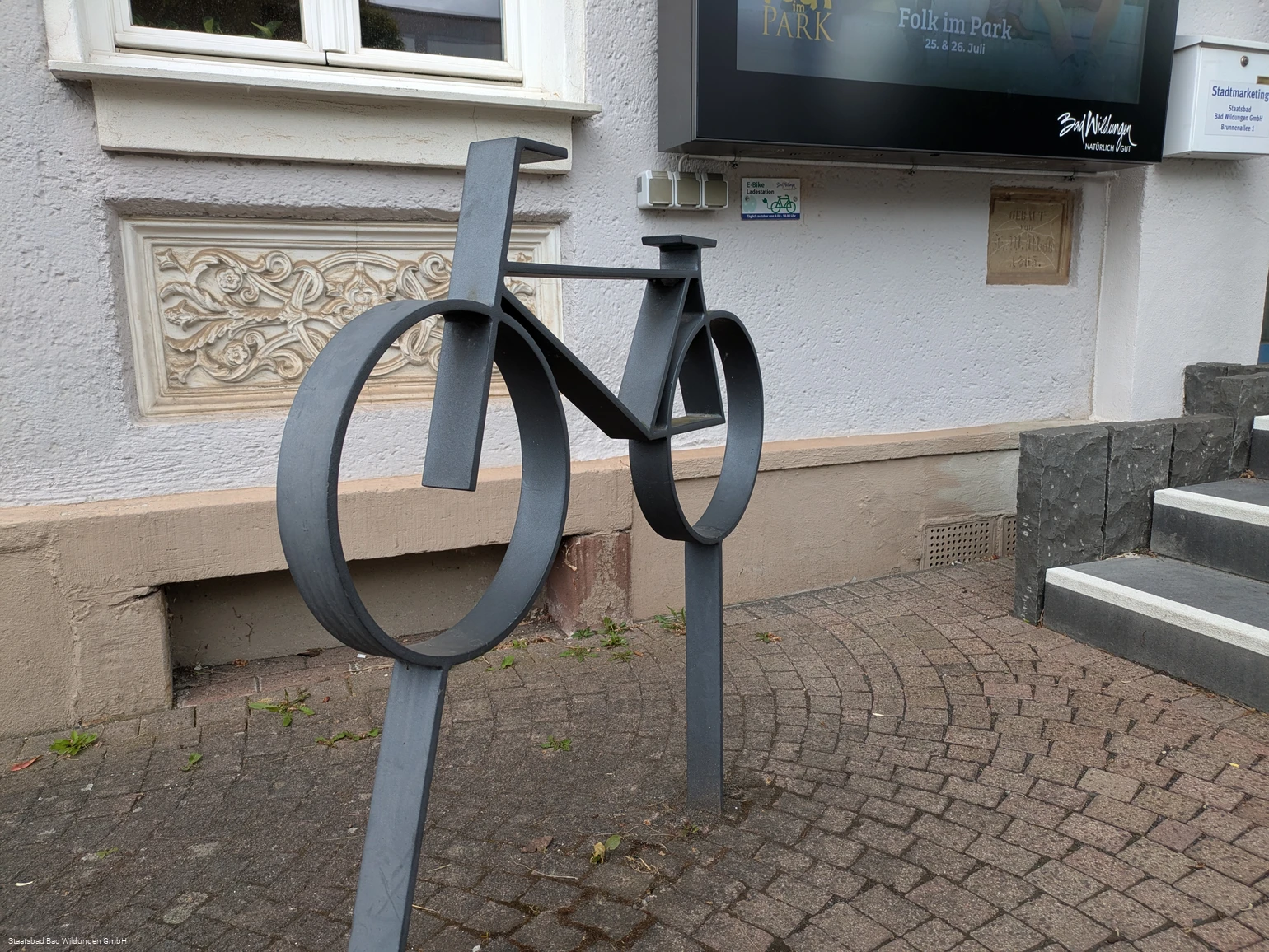 Fahrradständer und Ladestation