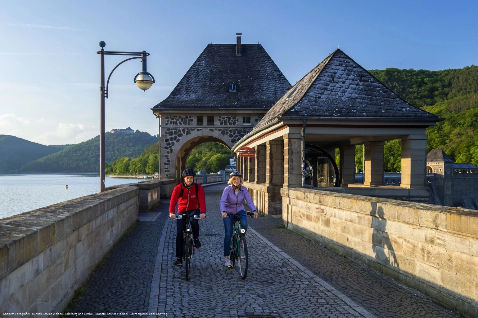 Radfahrer auf der Staumauer