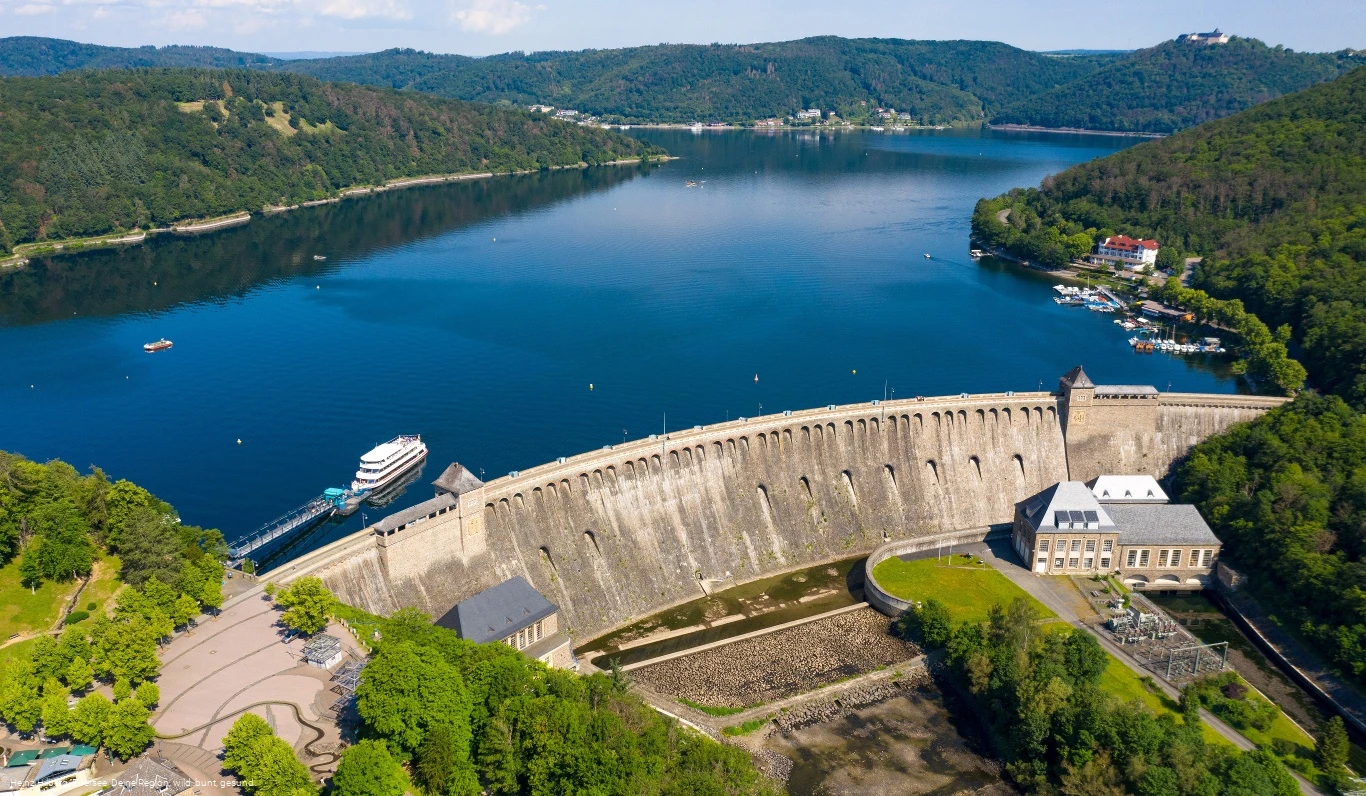 Staumauer und Edersee von oben Staumauer und Edersee von oben