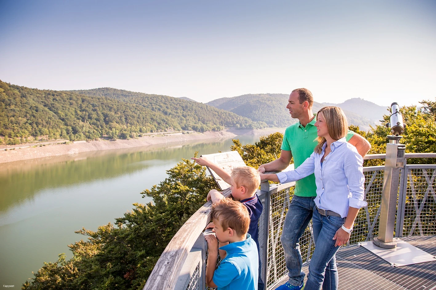 Familie auf dem Baumkronenweg