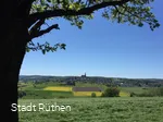 Blick auf die St-Clemenskirche in Kallenhardt