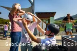 Familie setzt an der Sesselbahn Ritzhagen Helme auf für die Mountaincartstrecke 