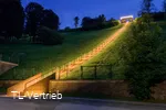 Die imposante Himmelstreppe am Hennedamm belohnt nach dem Aufstieg mit einem wundervollen Ausblick über die Kreis- und Hochschulstadt Meschede und den Hennesee.