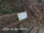 An der Bank befindet sich die Plakette mit dem Hör