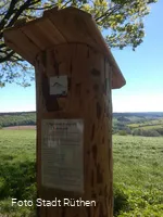 Stele aus Lärchenholz am Pilgerweg