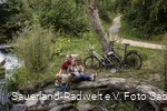 Zwei Radfahrer bei der Rast am MöhnetalRadweg