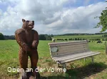 Die Sagenfigur neben der Sagenbank