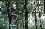 Mit der Seilrutsche geht es abwärts