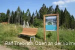 Infotafel mit Ruhebank entlang des Weges
